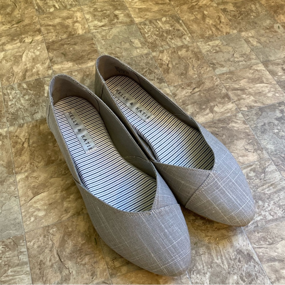 NWOT Kelly & Katie gray, pointed toe flats size 9